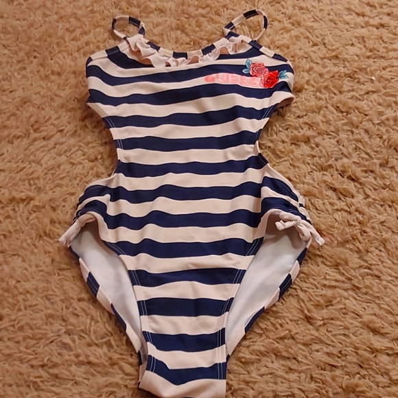 Little girl guess bathingsuit - Picture 2 of 3